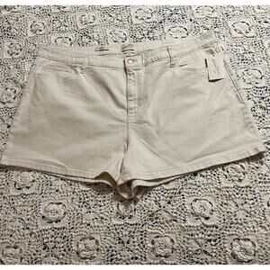 Universal Thread High Rise Midi Plus Size Shorts NWT Size 26W Off White